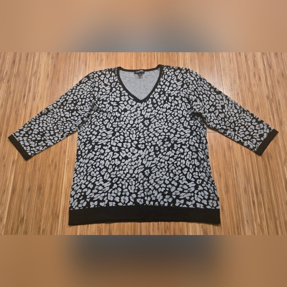 NWOT Roz & Ali Animal Print V-Neck Sweater
